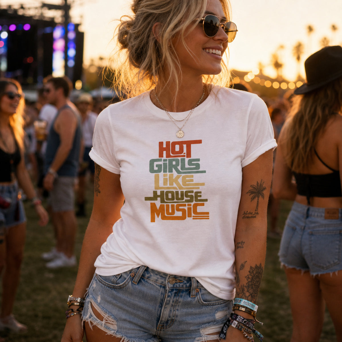 'Hot girls like house' - Girls Fitted Tee